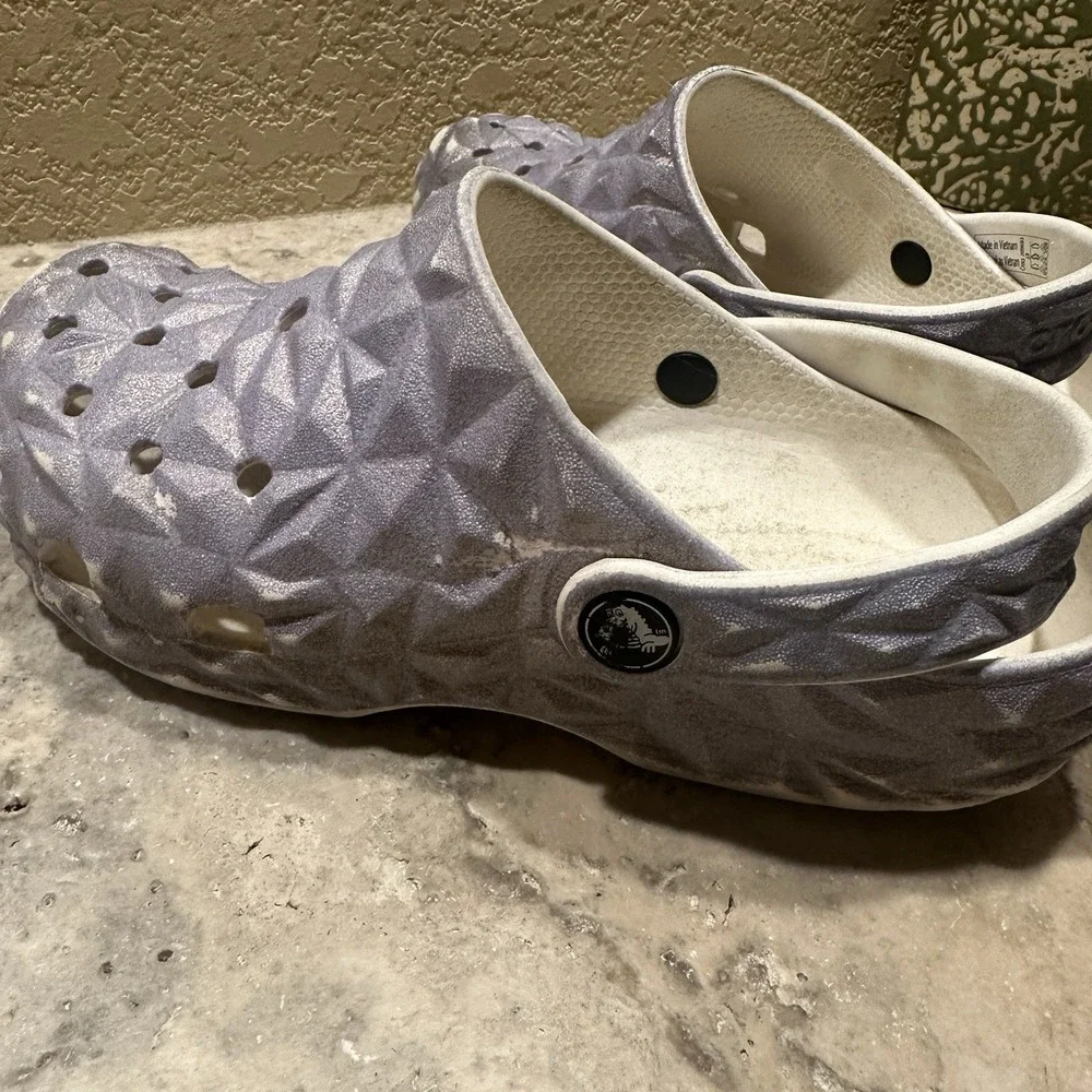 Crocs Metallic Purple Geometric Girls' Sparkly J3‎ (Big Kids) Sandals Slip On